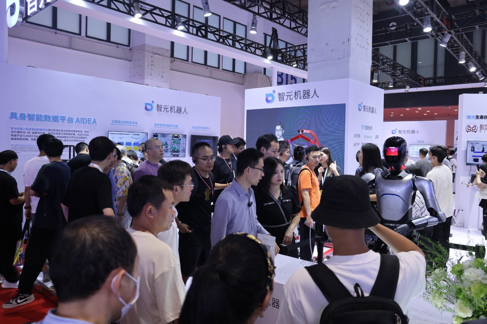  雷火竞技机器人亮相世界机器人大会WRC