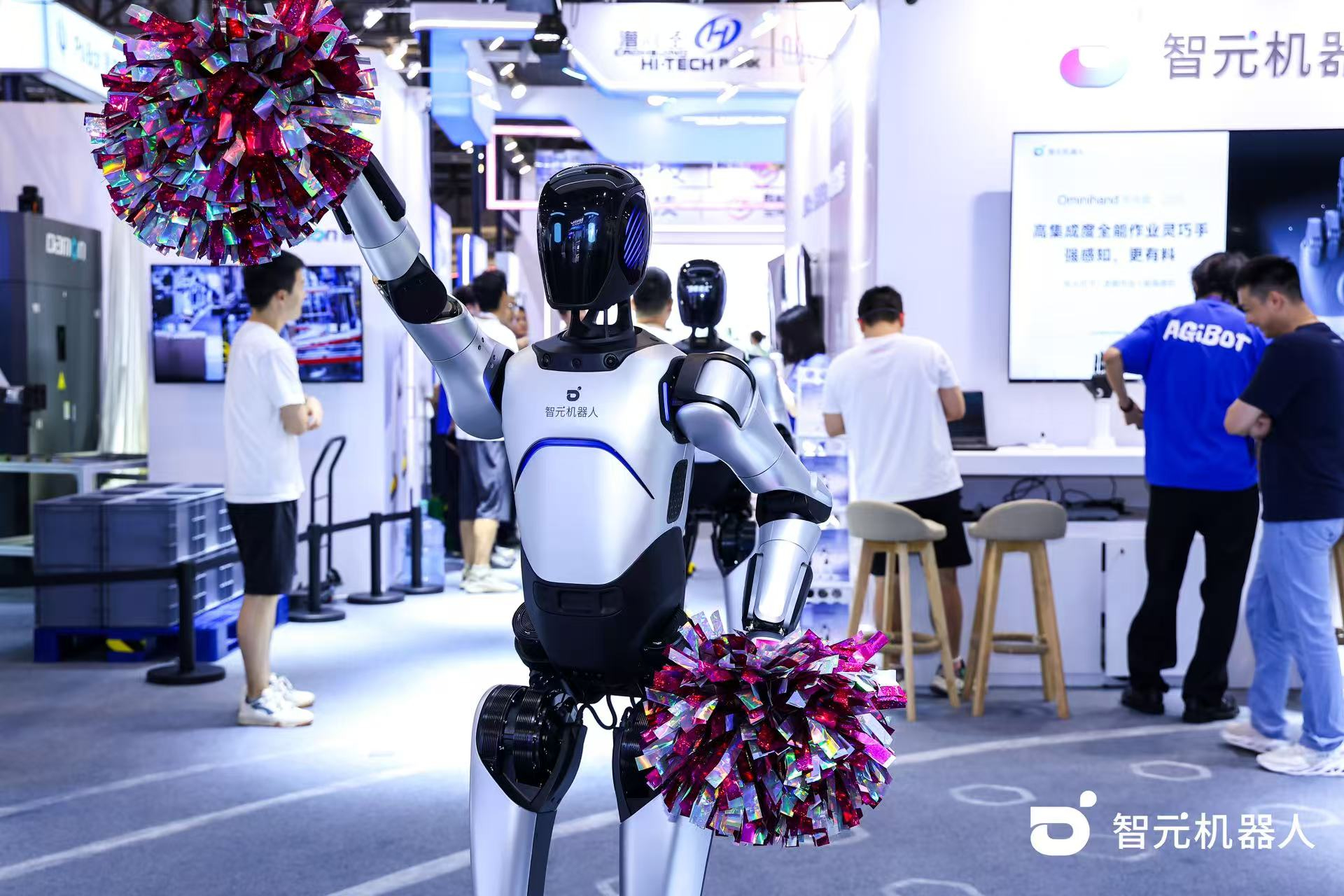  雷火竞技机器人 WAIC 首日展台火爆，机器人家族集体打工忙不停